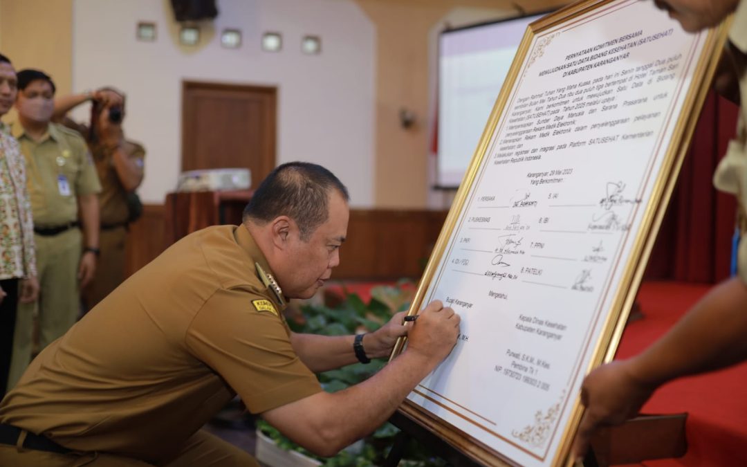 PENANDATANGANAN KOMITMEN BERSAMA BUPATI KARANGANYAR MENUJU 1 DATA SEHAT DI KABUPATEN KARANGANYAR.