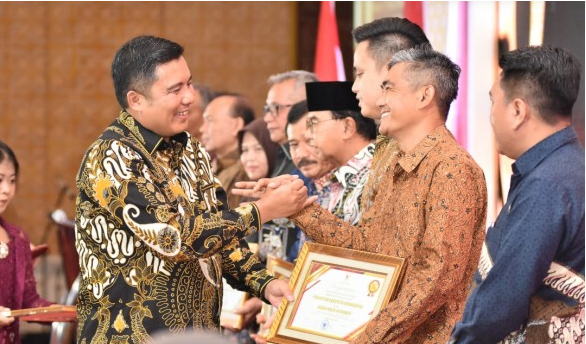 MALAM ANUGRAH KIP TAHUN 2023 KOMISI INFORMASI JATENG, KARANGANYAR KEMBALI RAIH PENGHARGAAN KABUPATEN INFORMATIF