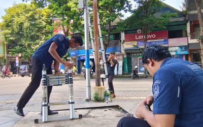 MUSIM HUJAN TIBA TIM JARINGAN DISKOMINFO GENCAR MELAKUKAN PEMELIHARAAN